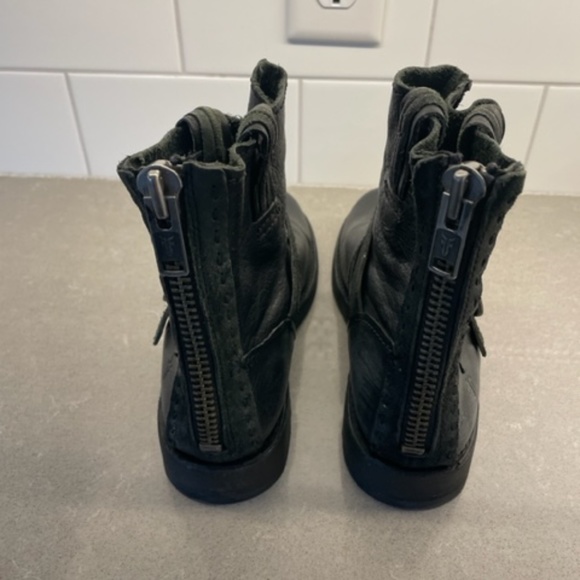 Frye Black Leather Sz 7.5 Vicky Artisan Back Zip Booties-Worn 2x - Picture 5 of 8